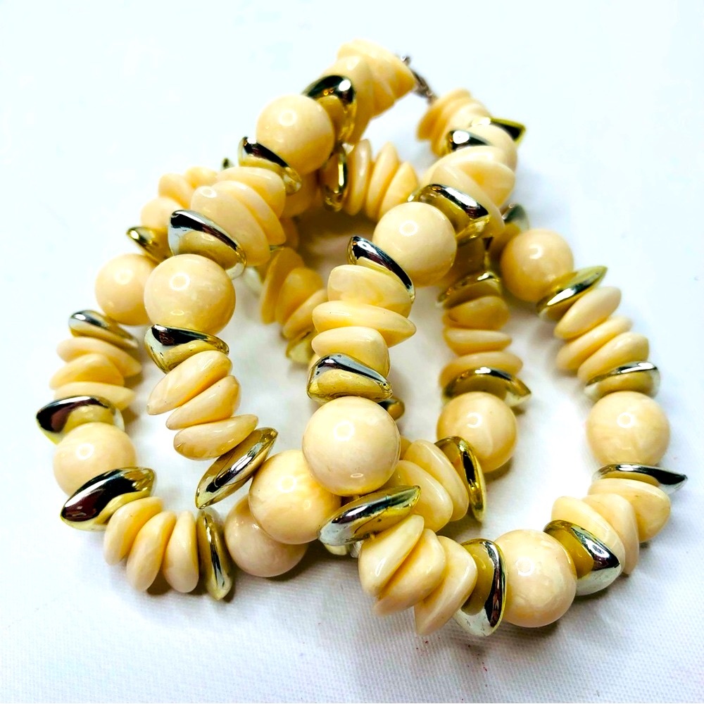 VTG 80s Resin Chips Necklace in Cream & Gold Hook Clasp Measures 11.5” Costume